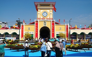 Quảng trường chợ Bến Thành mở rào chắn, người dân check-in chụp ảnh tết