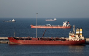 Giá dầu giảm sáng 13/3 sau khi Mỹ cho phép mua dầu Nga trên biển