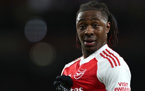 Hai cú sút xa đưa Arsenal vào tứ kết Champions League