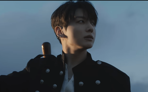 BTS "đạp sóng rẽ gió", trở lại đầy mạnh mẽ với MV Swim