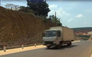 Đồng Nai: Lại thêm tuyến đường hạ cốt nền, nhà dân nằm cheo leo trên mép vực