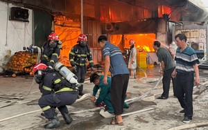 Cháy lớn xưởng bánh kẹo 700 m² ở Hà Nội lúc rạng sáng