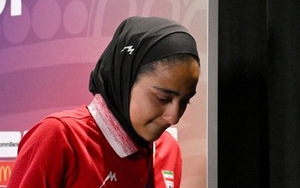 Tuyển nữ Iran vừa đá bóng, vừa trông về nhà