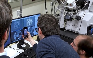 Mã QR nhỏ hơn hạt bụi chứa đựng bí mật về tương lai lưu trữ vĩnh cửu