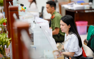 Đẩy mạnh việc sắp xếp, tinh gọn đầu mối tổ chức bên trong của các bộ, ngành