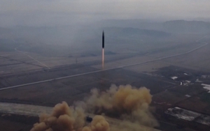 Hàn Quốc: Triều Tiên phóng loạt tên lửa đạn đạo ra biển