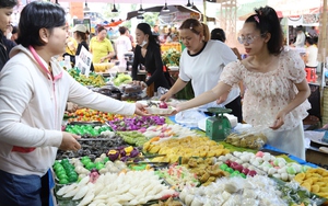 Lễ hội Bánh dân gian Nam Bộ 2026: Bản đồ Việt Nam làm từ xôi nặng 700kg, với 34 màu sắc