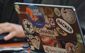 Thói quen trang trí laptop có thể khiến máy nhanh xuống cấp