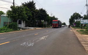 2 xe máy chạy ngược chiều lao vào nhau, 3 người chết