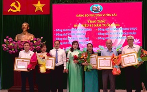 Phường Vườn Lài tổ chức trao Huy hiệu Đảng đợt 19/5