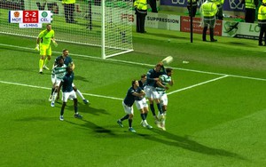 Tranh cãi penalty phút 100 khiến cuộc đua vô địch Scotland nghẹt thở đến vòng cuối