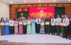 Xã Hưng Long trao Huy hiệu Đảng và tuyên dương các điển hình học tập, làm theo Bác