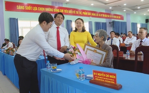 Phường Thới Hòa trao Huy hiệu Đảng cho các đảng viên lão thành nhân kỷ niệm Ngày sinh Chủ tịch Hồ Chí Minh