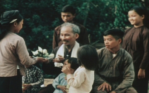 Kỷ niệm 136 năm Ngày sinh Chủ tịch Hồ Chí Minh: Khắc ghi công lao vĩ đại, vững bước trong Kỷ nguyên mới