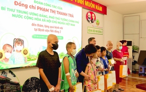 Lãnh đạo chính phủ thăm, tặng quà bệnh nhi nhân dịp 1/6