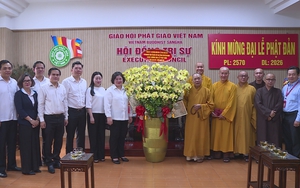 Lãnh đạo TP. Hồ Chí Minh thăm, chúc mừng Trung ương Giáo hội Phật giáo Việt Nam tại Thiền viện Quảng Đức