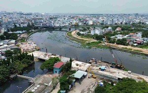 TP. Hồ Chí Minh xây cầu Vàm Thuật, người dân sắp thoát cảnh đi cầu sắt tạm