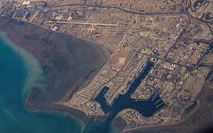 Mỹ không kích cảng Bandar Abbas, bác đề xuất thỏa thuận của Iran