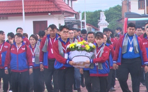 Đội hình tình nguyện hè TP. Hồ Chí Minh dâng hoa tại Tượng đài Chiến sĩ hữu nghị Việt Nam - Lào