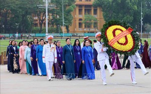 Đại biểu dự Đại hội Phụ nữ toàn quốc vào Lăng viếng Chủ tịch Hồ Chí Minh
