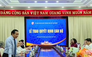 Chủ tịch UBND TP. Hồ Chí Minh trao quyết định điều động, bổ nhiệm cán bộ và cho thôi việc theo nguyện vọng