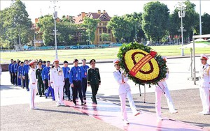 Đại biểu dự Đại hội Đoàn TNCS Hồ Chí Minh toàn quốc lần thứ XIII báo công dâng Bác