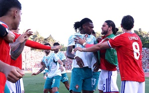 Đàn em Ronaldo đánh người nhận thẻ đỏ, nguy cơ bị cấm thi đấu World Cup 2026