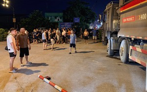 Tàu hỏa tông ô-tô tải chở cát ở Hà Nội, 4 xe máy bị vùi lấp