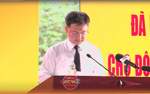 Phó Chủ tịch UBND TP. Hồ Chí Minh Nguyễn Mạnh Cường báo cáo kết quả khảo sát, quy tập hài cốt liệt sĩ tại công viên Lê Thị Riêng