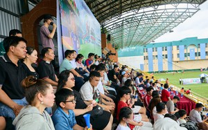 Người khiếm thị lần đầu trải nghiệm xem bóng đá trực tiếp bằng bình luận mô tả