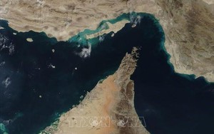 Mỹ và Iran chạy đua kiểm soát eo biển Hormuz, giá dầu tiếp tục biến động