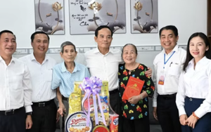 Bí thư Thành ủy TP. Hồ Chí Minh Trần Lưu Quang thăm, tặng quà người có công tại Côn Đảo