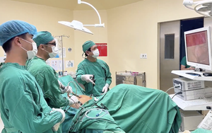 Phát hiện ung thư đại trực tràng vì đi ngoài ra máu đỏ tươi