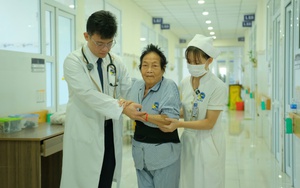 Nhập viện vì viêm phổi, cụ bà 76 tuổi bất ngờ phát hiện tủy sống bị chèn ép nặng