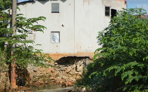 Suối giáp ranh TP. Hồ Chí Minh - Đồng Nai sạt lở, khoét sâu vào móng nhà dân