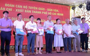 Hơn 100 cán bộ tuyên giáo - dân vận, báo chí - xuất bản TP. Hồ Chí Minh về nguồn: “Hành trình tri ân - về miền đất lửa”
