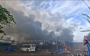 Khống chế đám cháy cơ sở ván ép, lửa lan sang xưởng cơ khí