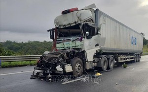 Hai xe container va chạm trên cao tốc khiến một tài xế tử vong