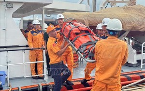 Vượt thời tiết sóng gió, đưa ngư dân gặp sự cố sức khỏe về bờ an toàn