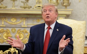 Tổng thống Trump kêu gọi Iran đầu hàng, dọa tấn công Oman
