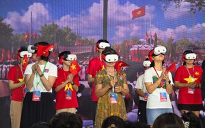 Nghe giọng Bác Hồ qua công nghệ VR tại Chương trình "Trở về thời khắc thiêng liêng"