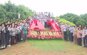 Đoàn cựu chiến binh đến tham quan di tích Đồi A1 - Chiến trường Điện Biên Phủ
