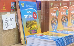 Phụ huynh "chật vật" tìm mua sách giáo khoa trước năm học mới