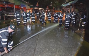 Hàng trăm chiến sĩ sau đêm khắc phục sau lũ