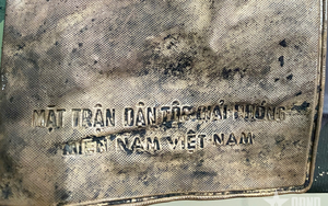 Phát hiện chiếc ví có in lá cờ Mặt trận Dân tộc giải phóng miền Nam Việt Nam tại Công viên Lê Thị Riêng