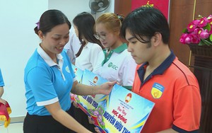 Phường Tân Sơn Hòa trao học bổng cho học sinh, sinh viên vượt khó