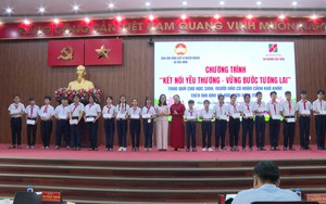 Hóc Môn: "Kết nối yêu thương" trao 400 phần quà cho học sinh và hộ nghèo