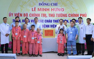 Thủ tướng trao quà của Tổng Bí thư, Chủ tịch nước Tô Lâm tặng các bệnh nhi ung thư