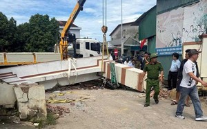Xe tải cẩu kéo đổ cổng chào, đè phải bé trai học lớp 3