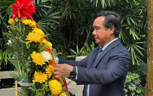 Đoàn đại biểu TP. Hồ Chí Minh viếng mộ liệt sĩ Phạm Hồng Thái tại Quảng Châu, Trung Quốc